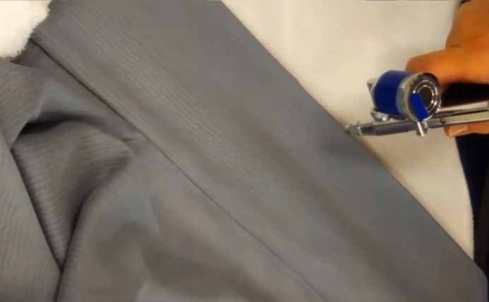 衿の皮脂やファンデーションの汚れ