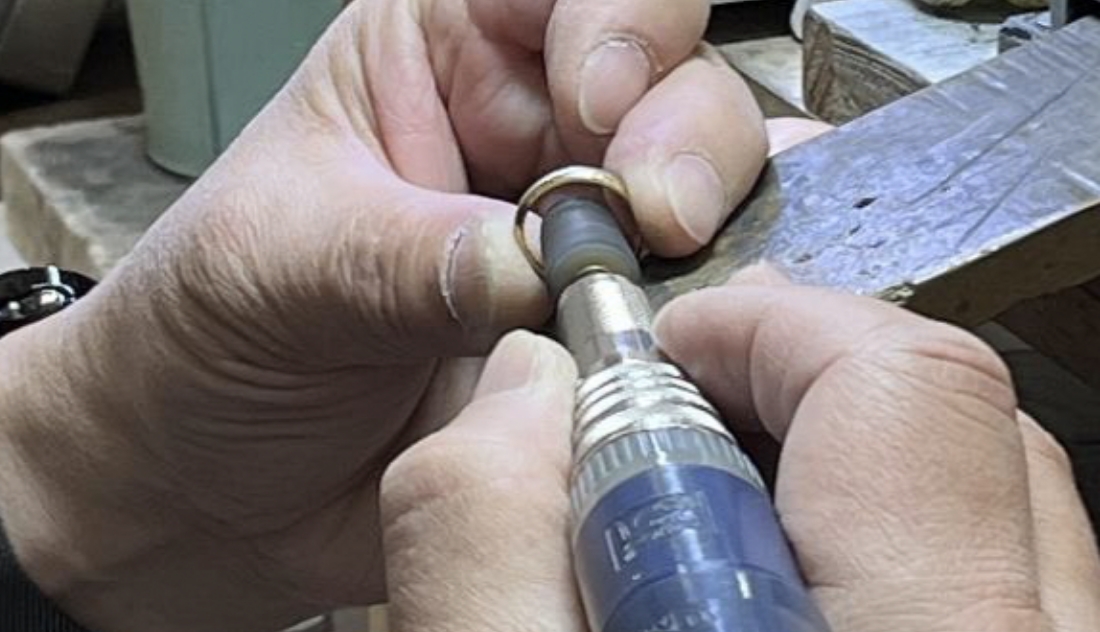 バフモーターで研磨しリングの内側は専用の機械リューターで磨きます